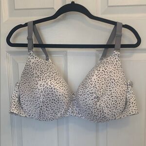 Cacique bra size 46 D in white with gray
print
